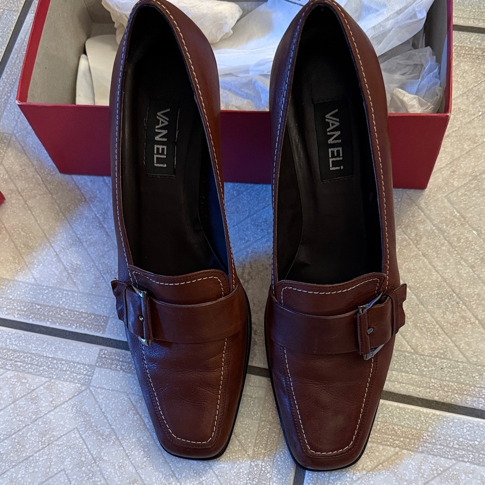 Woman’s size 10 brown leather heels with beautiful silver buckle and stitching